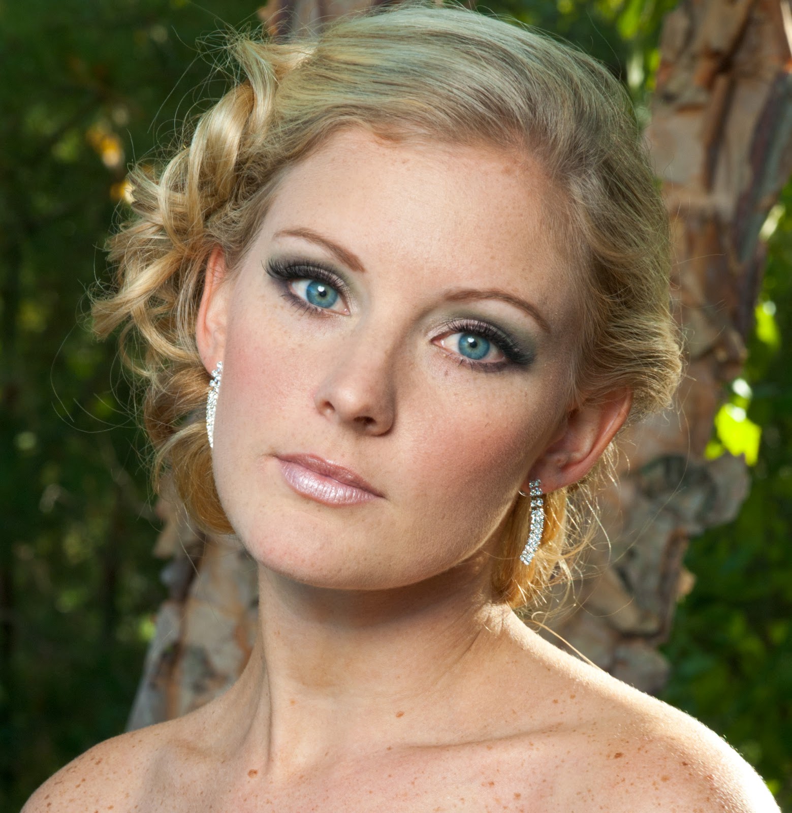 Blondes eyes tips for makeup with blue dubai neckline shapes